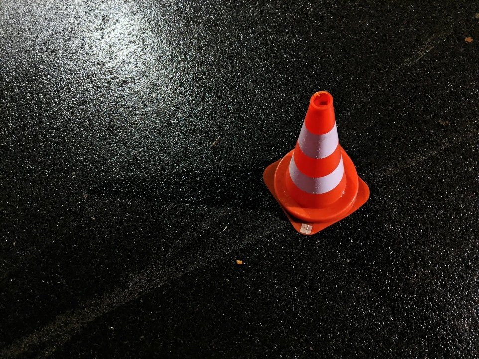 orange and white traffic cone - trafik uyari dubasi - trafik kazasi